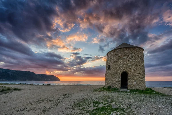 Старая мельница и пляж Гира, Лефкада — стоковое фото