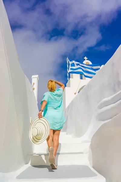 Jovem mulher em férias, Santorini — Fotografia de Stock