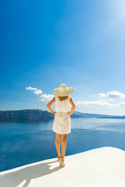 Mujer joven de vacaciones, Santorini — Foto de Stock