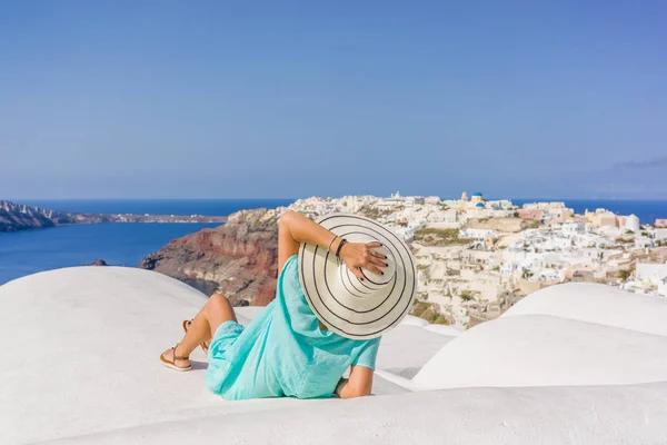 Ung kvinna på semester, santorini oia stad — Stockfoto