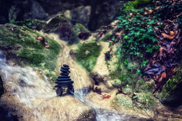 滝の前で岩禅スタック. — ストック写真