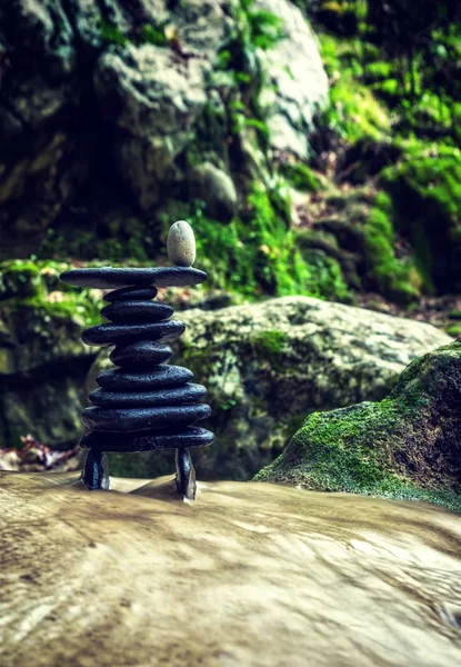 Piedra Zen Stack frente a la cascada . — Foto de Stock