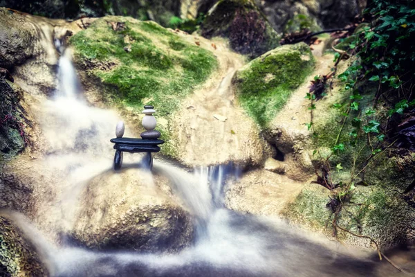 Felsen-Zen-Stapel vor Wasserfall. — Stockfoto