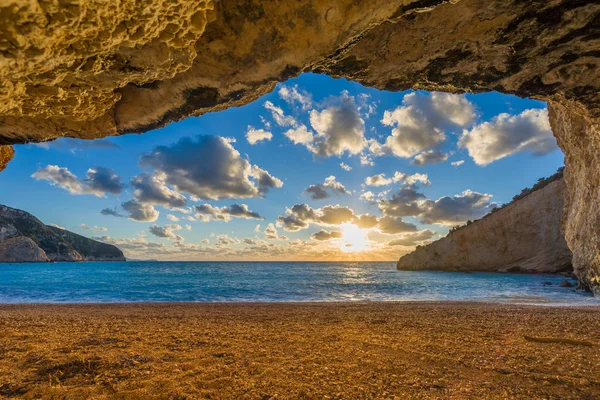 Porto Katsiki praia pôr do sol na ilha de Lefkada, na Grécia — Fotografia de Stock