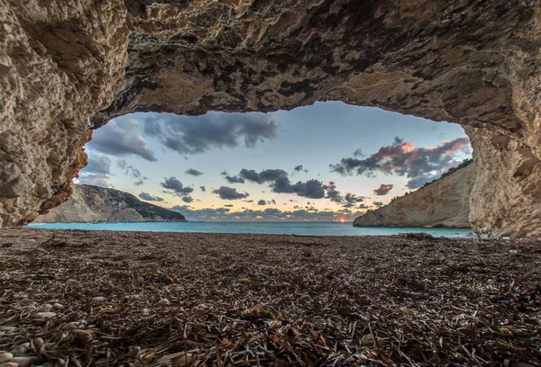 Západ slunce nad pláží Porto Katsiki na ostrově Lefkada v Řecku — Stock fotografie