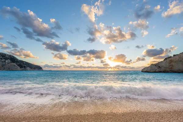 Západ slunce nad pláží Porto Katsiki na ostrově Lefkada v Řecku — Stock fotografie