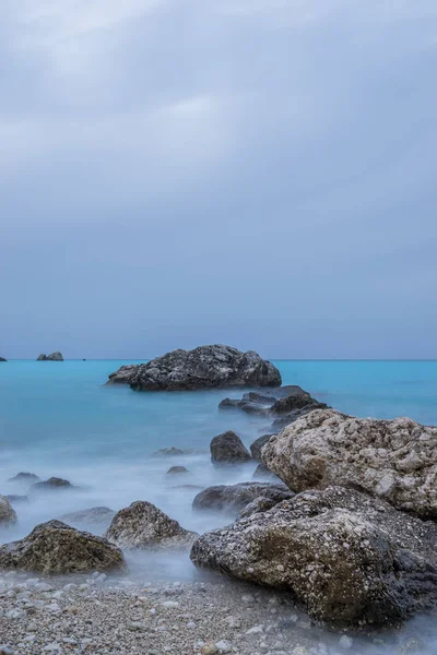 Остров Агиос-Никола-Лефес в сумерках — стоковое фото