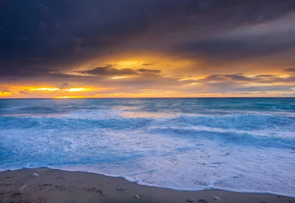 Pôr do sol na praia — Fotografia de Stock