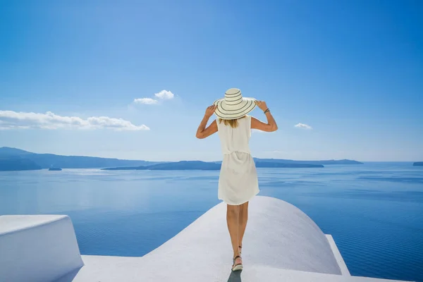 Jovem mulher de férias, Santorini Oia cidade — Fotografia de Stock