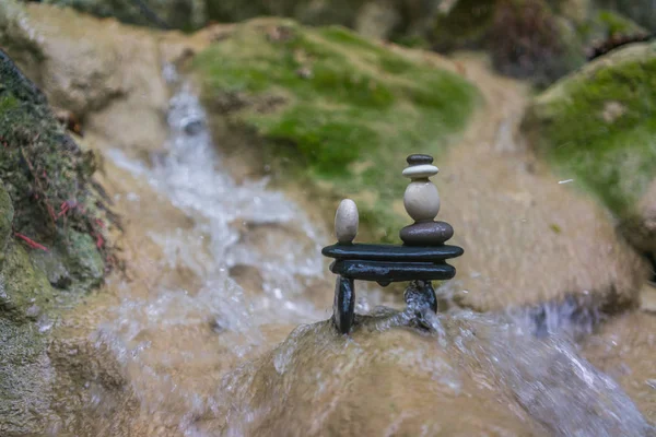 Zenstones op de watervallen — Stockfoto