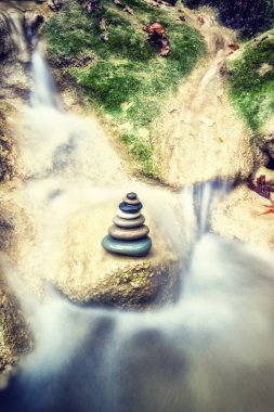 Şelale önünde Zen yığını.