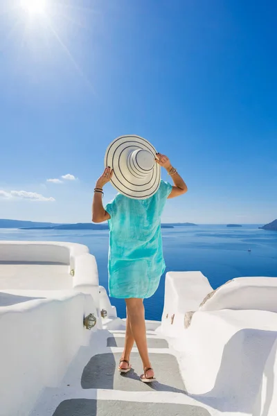 Jeune femme en vacances, Santorin Oia ville — Photo