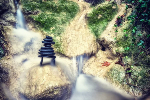 Rock Zen Stack voor waterval. — Stockfoto