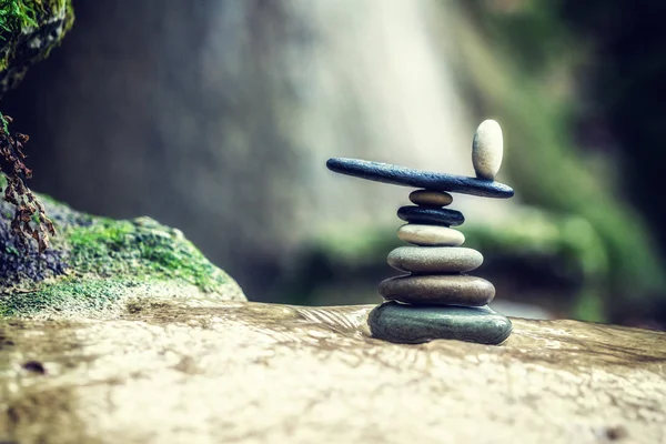 Rock Zen Stack na frente da cachoeira . — Fotografia de Stock