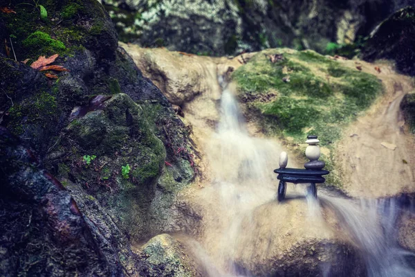 滝の前で岩禅スタック. — ストック写真