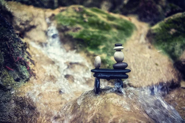Rock Zen zásobníku před vodopád. — Stock fotografie