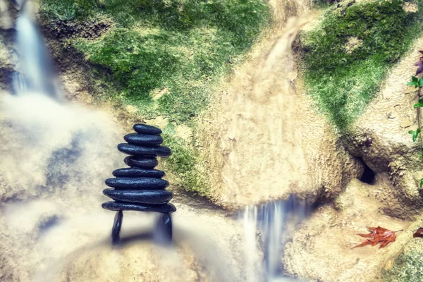 Rock Zen Stack voor waterval. — Stockfoto