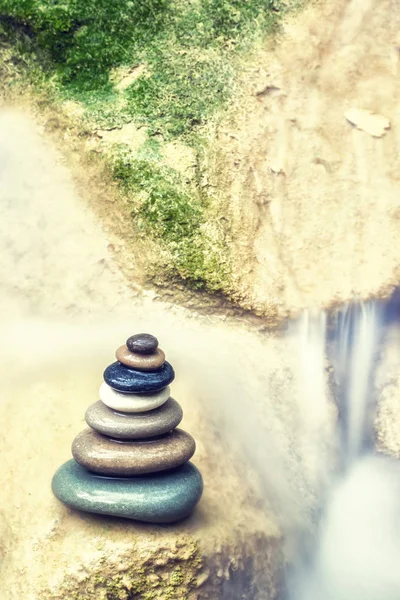 Rock Zen Stack na frente da cachoeira . — Fotografia de Stock