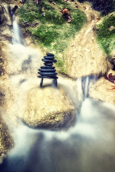 Rock Zen Stack voor waterval. — Stockfoto