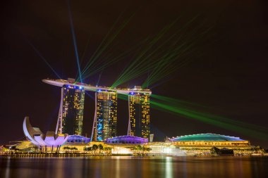  Marina Bay Sands gece ışık ve su göstermek sırasında ' merak F