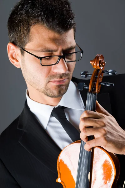 Músico con violín sobre fondo oscuro — Foto de Stock