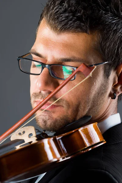 Musicista con violino su sfondo scuro — Foto Stock