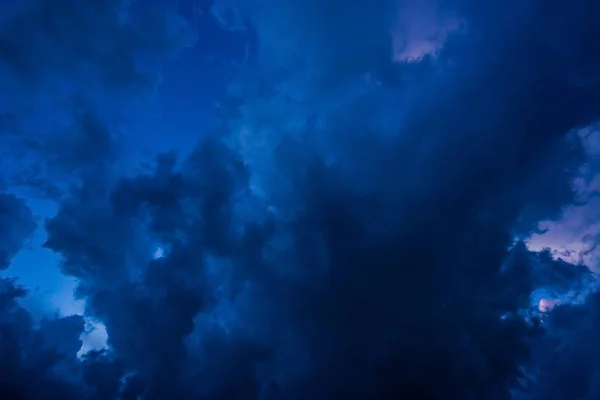 Nuvens escuras antes de uma tempestade de trovões — Fotografia de Stock