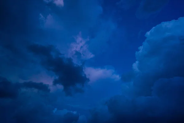 Dark clouds before a thunder-storm — Stock Photo, Image