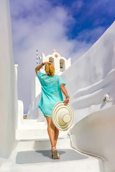 Młoda kobieta na wakacje, miasto oia santorini — Zdjęcie stockowe