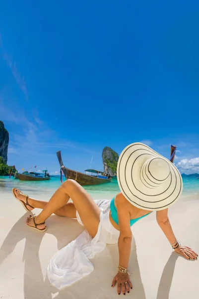 Outdoor Summer Portrait Young Pretty Woman Looking Ocean Tropical Beach — Stock Photo, Image