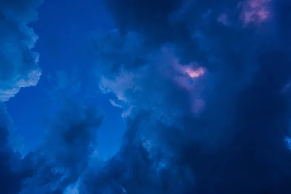 Nuvens escuras antes de uma tempestade de trovões — Fotografia de Stock