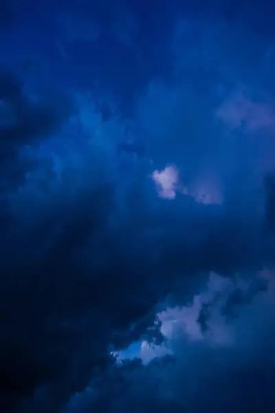 Dark clouds before a thunder-storm — Stock Photo, Image