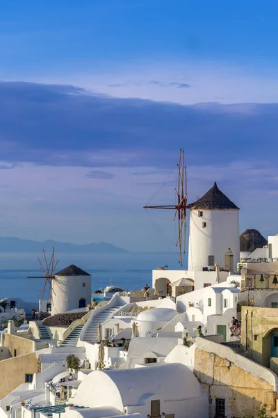 Stadtbild von oia, traditionelles griechisches Dorf Santorini — Stockfoto