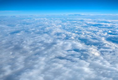 gökyüzüne bulutların üstünde