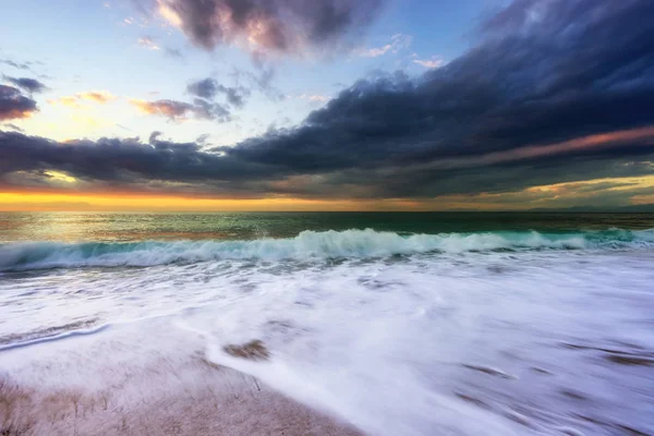 Zonsondergang aan het strand — Stockfoto