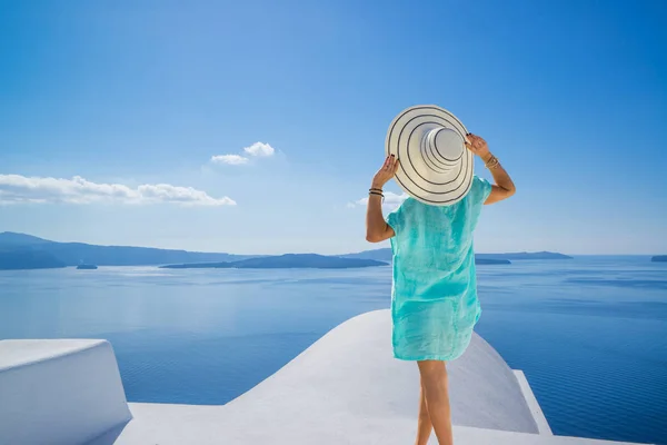 Jovem Mulher Férias Santorini Oia Cidade Grécia — Fotografia de Stock