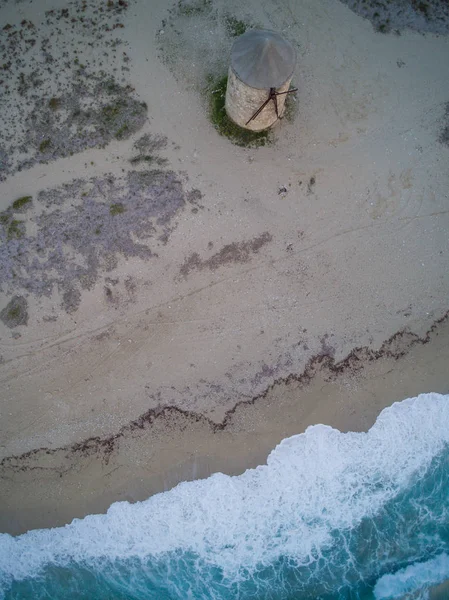 Vue par drone du vieux moulin à vent ai Gyra plage — Photo