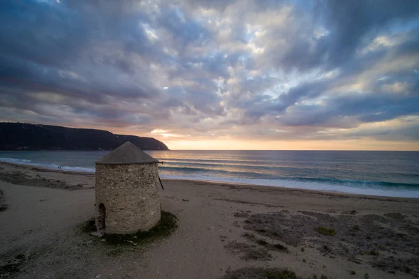 Drone Visa gamla väderkvarn ai Gyra beach — Stockfoto