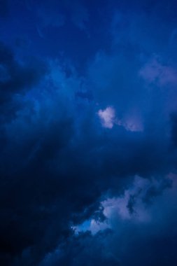  Fırtınadan önce kara bulutlar