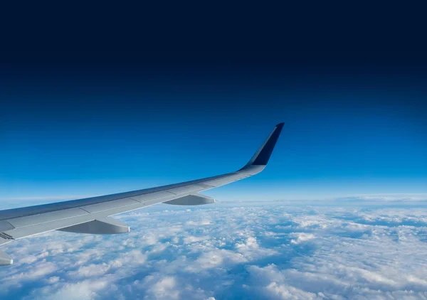Asa de um avião voando acima das nuvens — Fotografia de Stock