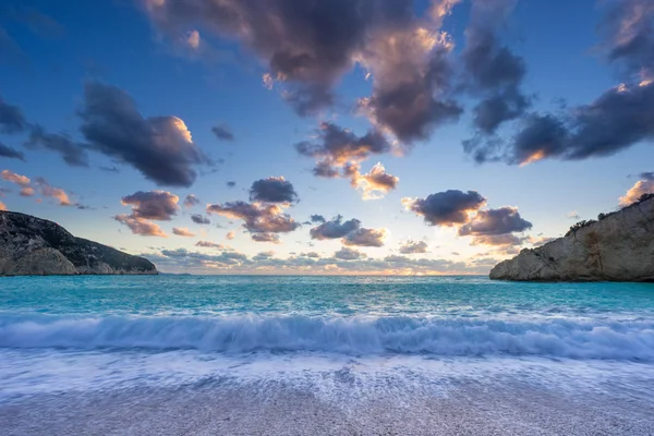 Zonsondergang op het strand in Griekenland — Stockfoto