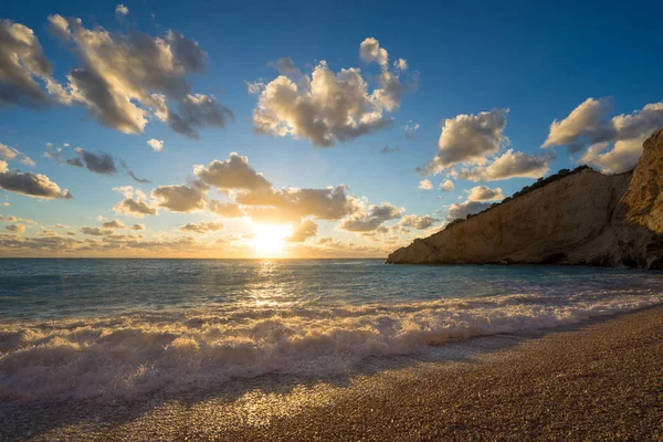 Solnedgång på stranden i Grekland — Stockfoto