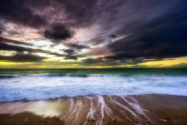 Pôr do sol na praia na Grécia — Fotografia de Stock