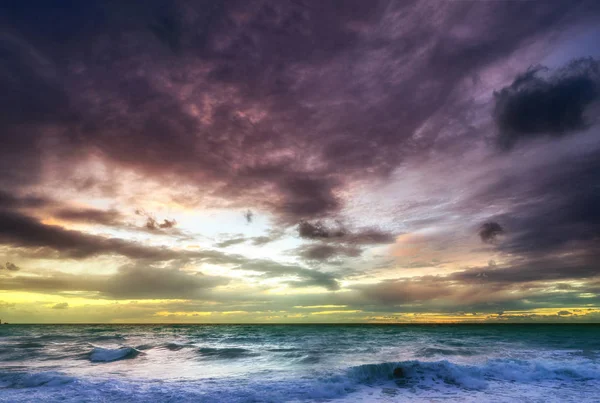 Zonsondergang op het strand in Griekenland — Stockfoto