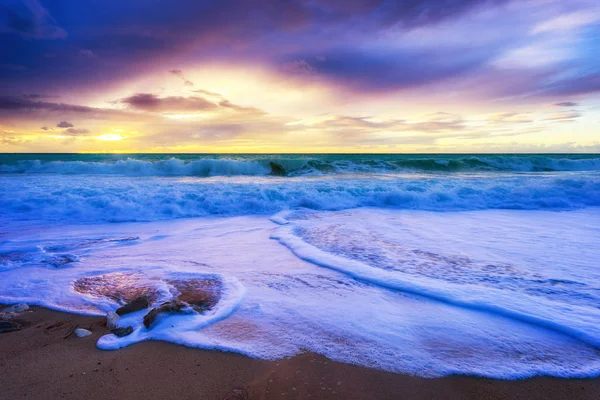 Pôr do sol na praia na Grécia — Fotografia de Stock