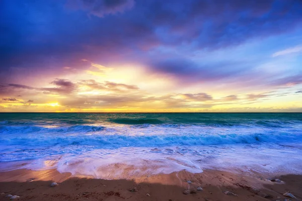 Západ slunce na pláži v Řecku — Stock fotografie