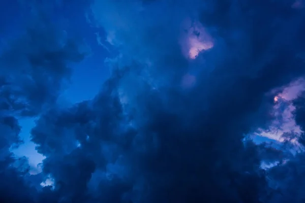 Nuvens escuras antes de uma tempestade de trovões — Fotografia de Stock