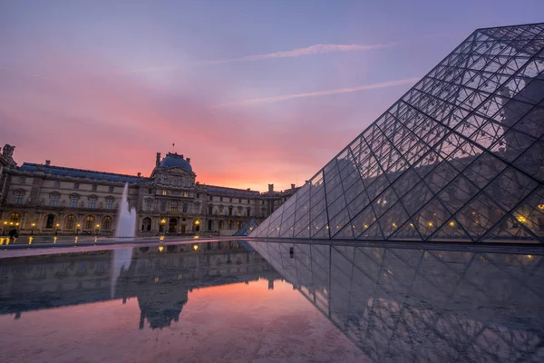 Louvre paris Frankrike — Stockfoto