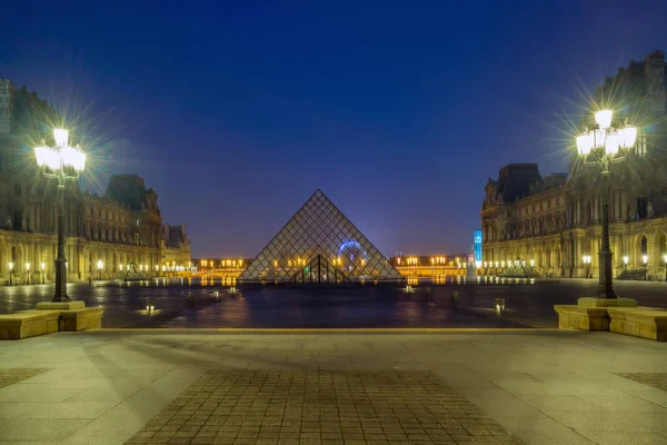 Louvre paris Frankrike — Stockfoto