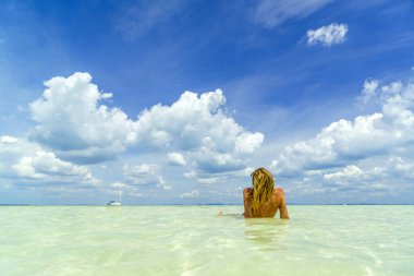 Sahilde zarif kadın 